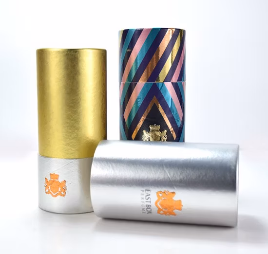 Emballage cadeau de grande valeur Design attrayant Mode fer blanc Huile d'olive Bouteille en verre Emballage Tube de papier Boîte en carton Cylindre d'estampage de feuille d'or personnalisé